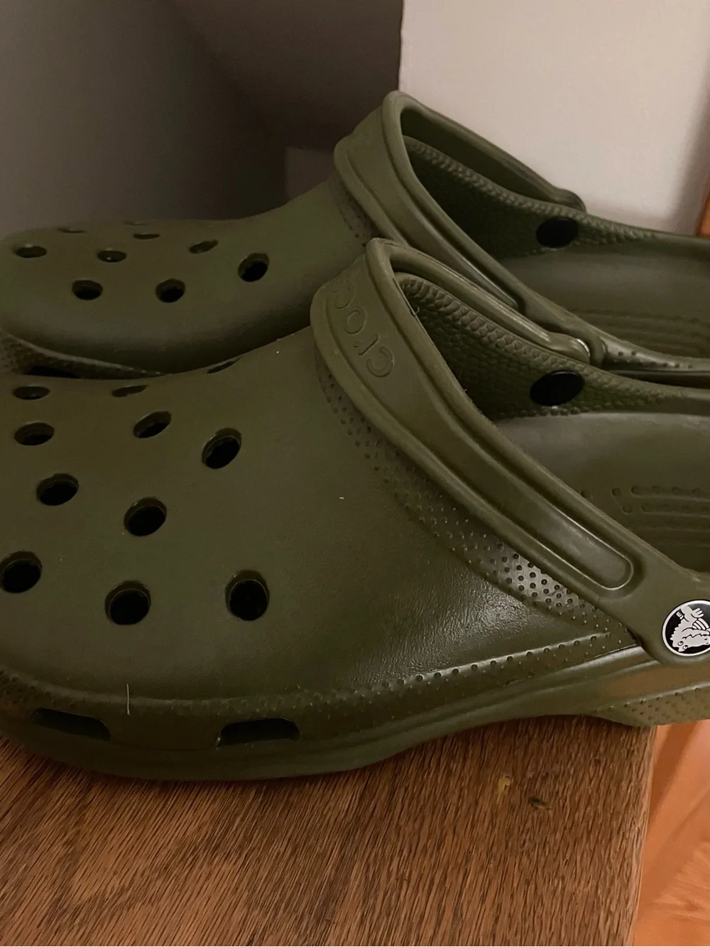 OLIVE GREEN CROCS MEN’S SIZE 11